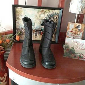 Water resistant winter boots, mint condition